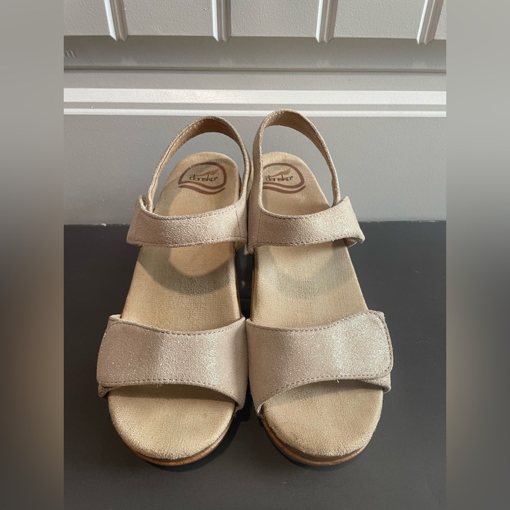 Dansko Sonnet Sandal-Metallic Gold
Excellent Condition